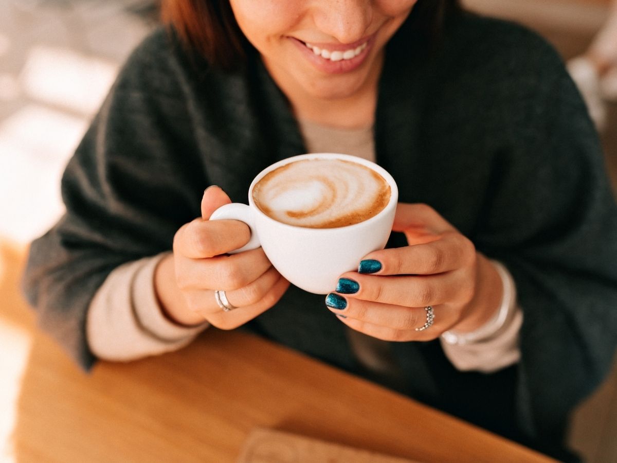 Un moment autour d’un latte à L’Amour est dans le Café