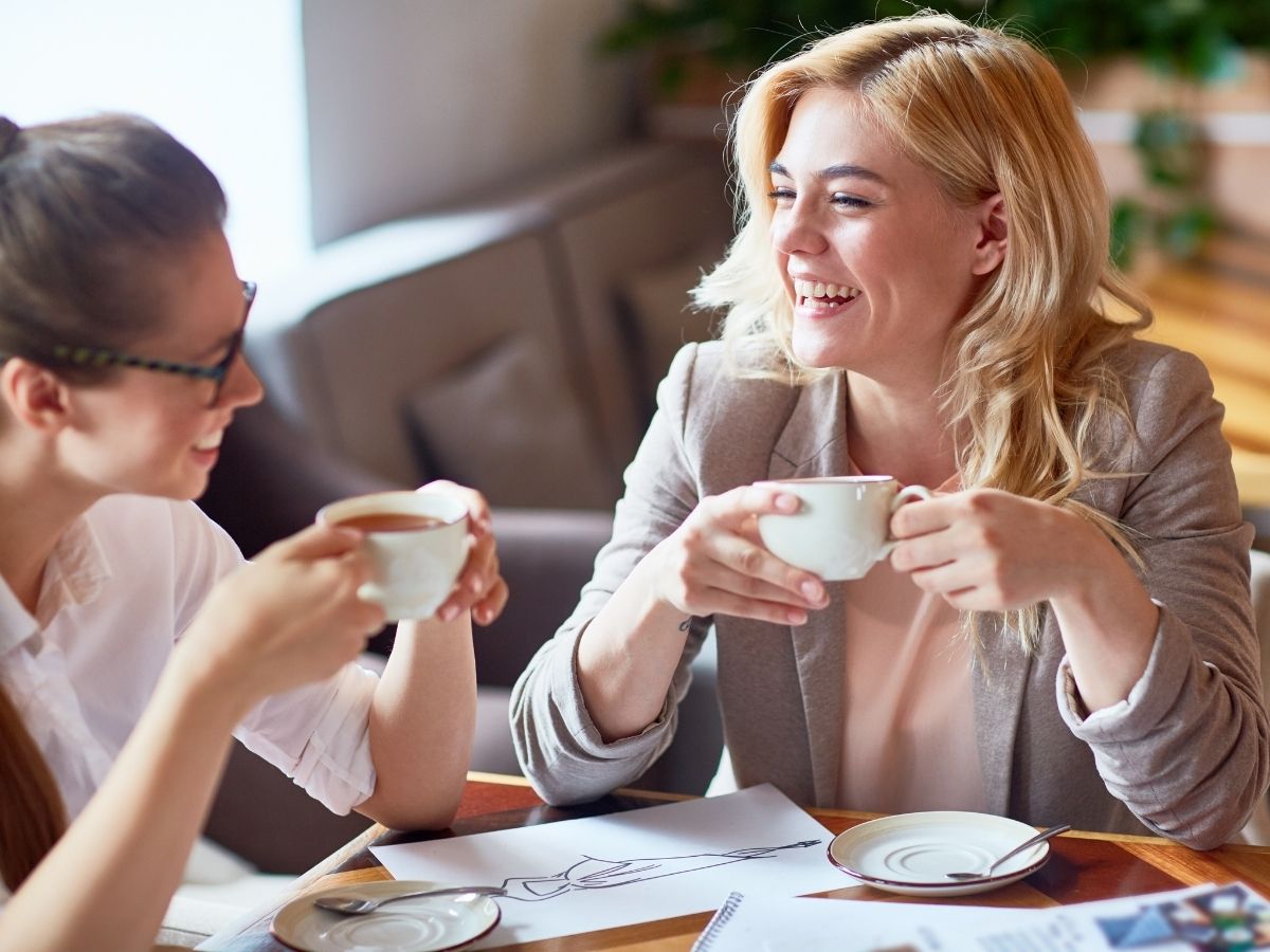 Femmes discutant autour d’un café