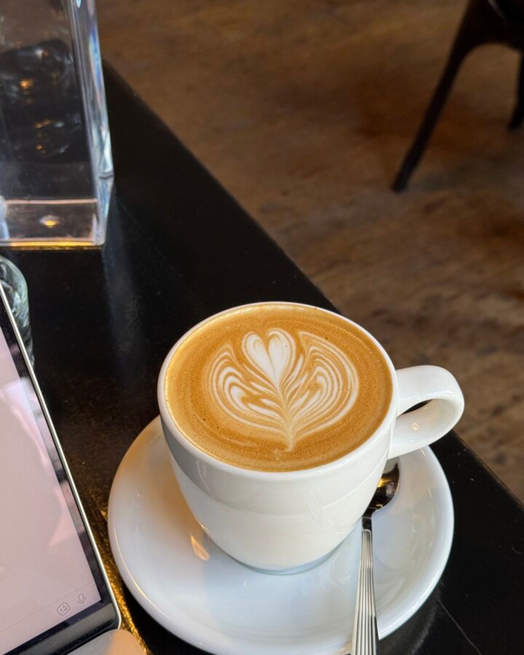 Un café sur une table
